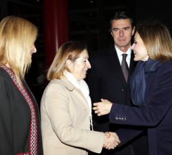 Su Majestad la Reina, a su llegada a IFEMA, recibe el saludo del ministro en funciones de Industria, Energía y Turismo, José Manuel Soria, la ministra
