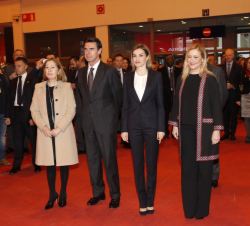 Doña Letizia con los ministros de Industria, Energía y Turismo, de Fomento y la presidenta de la Comunidad de Madrid, momentos antes del inicio de la 