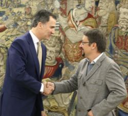 Don Felipe recibe el saludo del representante designado por En Comú-Podem, Francesc Xavier Domènech Sampere
