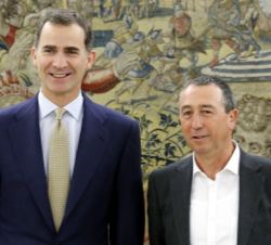 Don Felipe con el representante designado por Compromís-Podemos-És el Moment, Joan Baldoví Roda