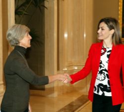 Su Majestad la Reina recibe el saludo de la presidente de Atelma, Esther González