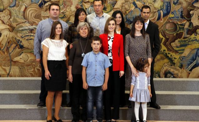 Fotografía de grupo de Su Majestad la Reina con una representación de la Asociación para el Trastorno Especifico del Lenguaje de Madrid (ATELMA)
