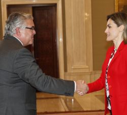 Su Majestad la Reina recibe el saludo del presidente de la FEN, Gregorio Varela Moreiras