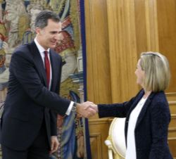 Su Majestad el Rey recibe el saludo de la representante de Coalición Canaria-Partido Nacionalista Canario (CCa-PNC), Ana María Oramas González-Moro