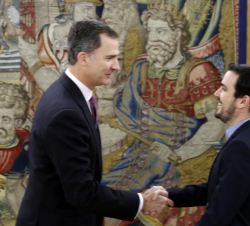 Su Majestad el Rey recibe el saludo del representante de Unidad Popular: Izquierda Unida, Unidad Popular en Común (IU-UPeC), Alberto Garzón Espinosa