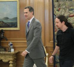 Su Majestad el Rey, acompañado de Pablo Iglesias Turrión, de Podemos (PODEMOS)