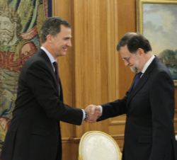 Su Majestad el Rey recibe el saludo de Mariano Rajoy Brey, representante designado por el Partido Popular (PP)