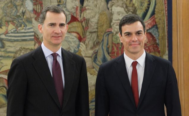 Don Felipe junto a Pedro Sánchez Pérez-Castejón, del Partido Socialista Obrero Español (PSOE)