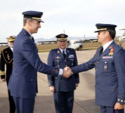 Su Majestad el Rey en presencia del jefe del Estado Mayor del Ejército del Aire, recibe el saludo del coronel director de la Escuela de Paracaidismo &