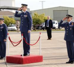 Su Majestad el Rey recibe honores a su llegada a la Base Aérea de Alcantarilla