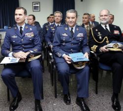 Su Majestad el Rey junto al jefe del Estado Mayor del Ejército del Aire y el jefe del Cuarto Militar de la Casa de S.M. el Rey, durante exposición sob