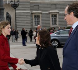 Su Majestad la Reina, a su llegada al Palacio Real de Madrid, recibe el saludo de la vicepresidenta del Gobierno en funciones, en presencia del Minist