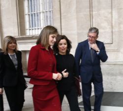 Doña Letizia conversa con la vicepresidenta del Gobierno en funciones durante su visita