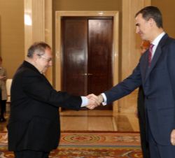 Su Majestad el Rey recibe el saludo del presidente de la Cámara de Comercio de España, José Luis Bonet