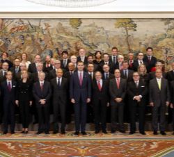 Fotografía de grupo de Su Majestad el Rey con el Pleno de la Cámara de Comercio de España