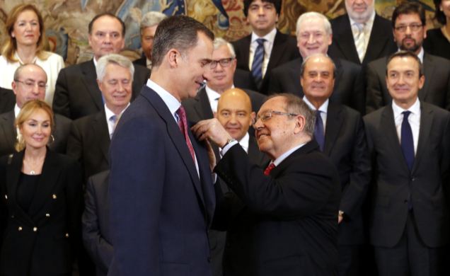 Su Majestad el Rey recibe la Gran Cruz de la Orden de la Cámara de España, de manos del presidente de la Cámara de Comercio de España, José Luis Bonet
