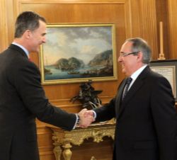 Su Majestad el Rey recibe el saludo del presidente de la Confederación Española de Comercio, Manuel García-Izquierdo