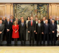 Fotografía de grupo de Su Majestad el Rey con el Comité Ejecutivo de la Confederación Española de Comercio