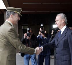 Su Majestad el Rey, a su llegada, recibe el saludo del ministro de Defensa en funciones, Pedro Morenés Eulate
