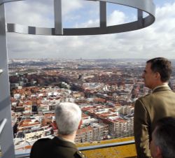 Su Majestad el Rey, en la azotea del Hospital Central de la Defensa "Gómez Ulla", observa una vista de la ciudad de Madrid