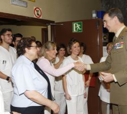 Su Majestad el Rey saluda a los trabajadores del Hospital Central de la Defensa "Gómez Ulla", al finalizar su visita