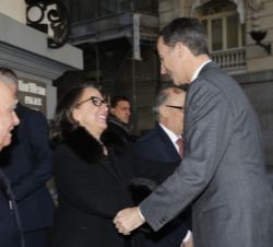 Don Felipe recibe el saludo de la secretaria general Iberoamericana, Rebeca Grynspan