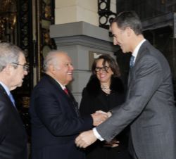 Enrique V. Iglesias, presidente del Consejo Iberoamericano de la Productividad y la Competitividad, saluda a Su Majestad el Rey