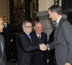 Don Felipe recibe el saludo de César Alierta, presidente del Consejo Empresarial para la Competitividad