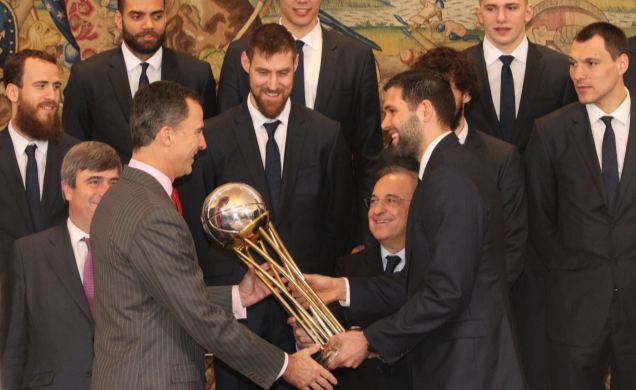 Su Majestad el Rey recibe, de manos del capitán del Real Madrid de la sección de baloncesto, Felipe Reyes, el trofeo que les distingue como campeones 