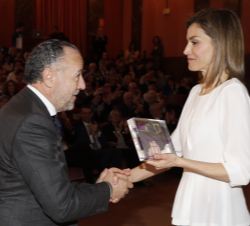 Su Majestad la Reina entrega el Premio a la Labor Periodística en Enfermedades Raras concedido a Redacción Médica a José María Pino, presidente del gr