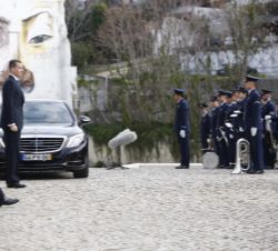 Su Majestad el Rey recibe honores, a su llegada al Palacio de Sâo Bento, sede de la Asamblea de la República Portuguesa