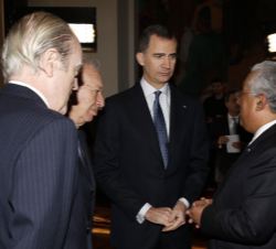 Su Majestad el Rey acompañado por el ministro en funciones de Asuntos Exteriores y de Cooperación y el embajador de España en Portugal, conversa con e