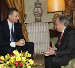 Don Felipe durante el encuentro con el ex primer ministro de la República Portuguesa, Antonio Guterres, en la Embajada de España