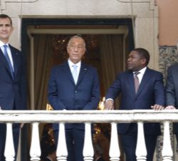 Su Majestad el Rey junto a los presidentes de la República Portuguesa y de la República de Mozambique, Marcelo Rebelo de Sousa y Filipe Jacinto Nyusi,