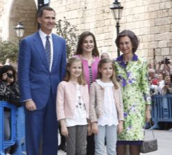 Sus Majestades los Reyes, con sus hijas, Su Alteza Real la Princesa de Asturias y Su Alteza Real la Infanta Doña Sofía, y Su Majestad la Reina Doña So