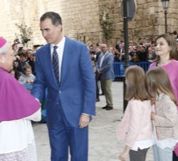 Don Felipe recibe el saludo del obispo de Mallorca, monseñor Javier Salinas, en presencia de Doña Letizia, la Princesa de Asturias y la Infanta Doña S