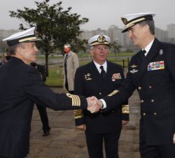 Su Majestad el Rey a su llegada a la Escuela de Especialistas de la Armada "Antonio de Escaño", recibe el saludo del comandante-director, ca
