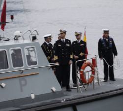 Su Majestad el Rey en la embarcación Y-555 se traslada a la Escuela de Especialidades Fundamentales de la Estación Naval de la Graña