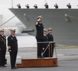 Su Majestad el Rey recibe honores a su llegada a la Escuela de Especialidades Fundamentales de la Estación Naval de la Graña