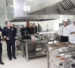 Su Majestad el Rey recorre la cocina de una de las especialidades de la Escuela de Especialidades Fundamentales de la Estación Naval de la Graña