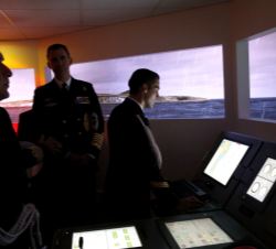 Su Majestad el Rey en el simulador de navegación de la Escuela de Especialidades Fundamentales de la Estación Naval de la Graña