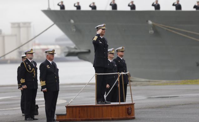 Su Majestad el Rey recibe honores a su llegada a la Escuela de Especialidades Fundamentales de la Estación Naval de la Graña