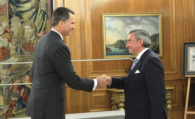 Su Majestad el Rey recibe el saludo del presidente del Círculo de Empresarios, Javier Vega de Seoane Azpilicueta
