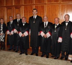 Fotografía de grupo de Su Majestad el Rey tras revestirse con la toga y la Medalla Academica, con la Junta de Gobierno de la Real Academia de Jurispru