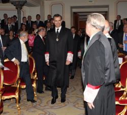 Su Majestad el Rey accede al Salón de Actos de la Real Academia de Jurisprudencia y Legislación