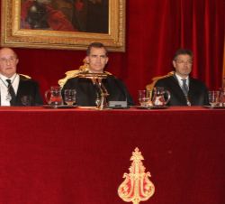 Su Majestad el Rey en la mesa presidencial acompañado por el ministro de Justicia en funciones y el presidente de la Real Academia de Jurisprudencia y