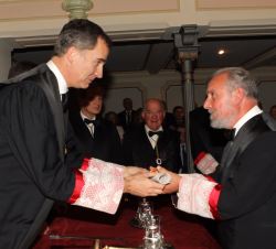 Su Majestad el Rey hace entrega del diploma de academico de la Real Academia de Jurisprudencia y Legislación a Don Manuel Aragón