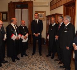 Fotografía de grupo de Su Majestad el Rey con Don Manuel Aragón y academicos
