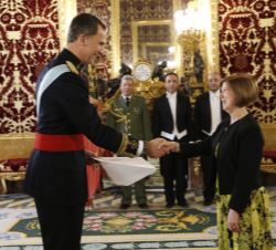 Su Majestad el Rey recibe la Carta Credencial de la embajadora de la República Argelina Democrática y Popular, Taous Feroukhi