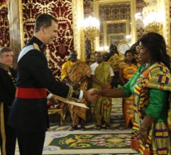 Su Majestad el Rey recibe la Carta Credencial de la embajadora de la República de Ghana, Elizabeth Adjei
